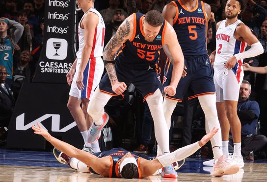 Knicks sobrevive a Pistons en casa